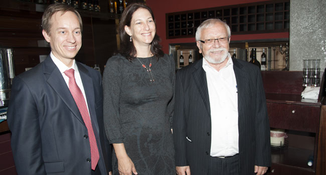 מימין: צבי צוויג, יו"ר קבוצת מיה מחשבים; רונית בלו-לפידור, סמנכ"לית לקוחות במיה מחשבים; ומיקאל הגסטרום, סכן נשיא מכירות עולמי בסאס