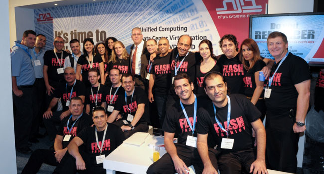 דני נויברגר, מנכ"ל EMC ישראל, ביחד עם עובדי בינת