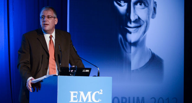 נואם ב-EMC Forum. דני נויברגר, מנכ"ל EMC ישראל