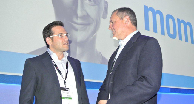 מימין: ריק דבנוטי, נשיא חטיבת ה-IIG ב-EMC, משוחח עם אייל פלדמן - ראש קבוצת דוקומנטום ב-NessPRO. צילום: פלי הנמר