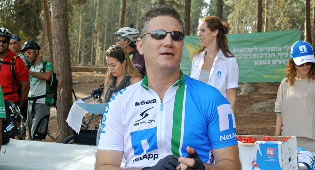 שלומי פרייס, המנכ"ל הדינמי של נט-אפ ישראל - הרוכב בעצמו כל שבת מוקדם בבוקר ביער בן שמן, מברך את המשתתפים בברכת הדרך הנעימה ללקוחות ולשותפים