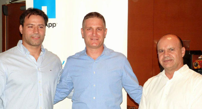 מימין: שלמה שמאי, משנה למנכ"ל ראש אגף מערכות מידע של הפניקס; שלומי פרייס, מנכ"ל נט-אפ ישראל; והספורטאי אריק זאבי