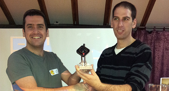 יריב ענבר, מנכ"ל ג'ון ברייס-מדיאטק היי-טק (מימין), מעניק את גביע אליפות הפקמן לגתי שפרן - המנצח הגדול