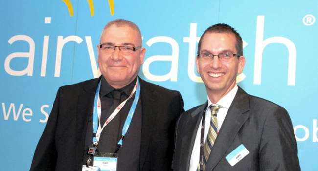 מימין: ג'ון מרשל - מנכ"ל AirWatch, וגדי גילאון - מנכ"ל מוביסק, נציגת החברה בישראל, בביתן הענק של AirWatch ב-MWC. צילום: פלי הנמר