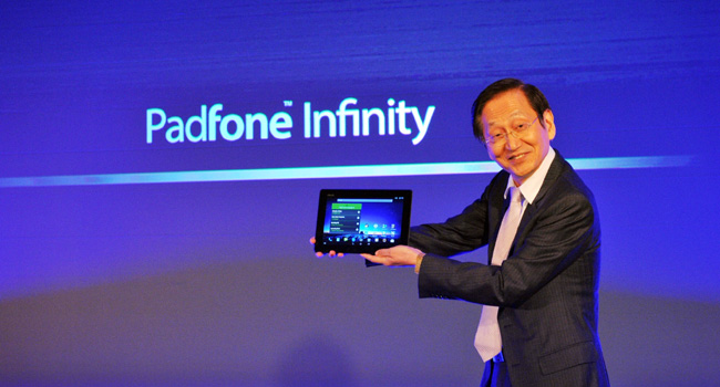 ג'וני שין, יו"ר אסוס, מציג לראווה את ה-PadFone Infinity בתערוכה MWC 2013. צילום: יח"צ