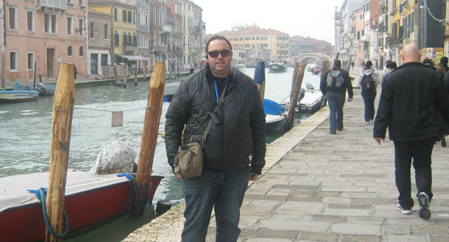 אילן נסימי, מנהל מכירות במדיאטק, על רקע החוף בוונציה
