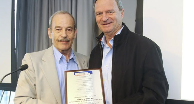 מימין: חבר הכנסת לשעבר זאב בילסקי, מקבל את מגן ההוקרה מיו"ר עמותת אשנ"ב, ברוך הינוך