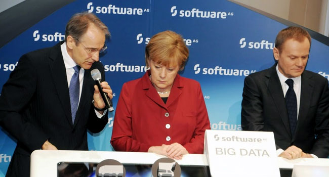 קארל היינץ שטריביך - מנכ"ל Software AG, מארח את אנגלה מרקל- קנצלרית גרמניה, בביתן החברה בתערוכת CeBIT 2013, ומסביר לה על פתרון ה-Terracotta BigMemory 4.0 החדש, לניהול אתגרי ה-Big Data. לצידה: ראש ממשלת פולין, דונלד טוסק. צילום: פלי הנמר
