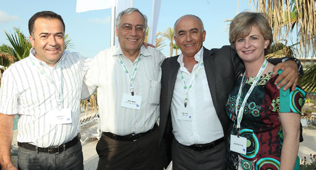 מימין: פנינה ברקוביץ; מאיר עמור, מנהל CA בישראל; יחיאל גפנר, קופת חולית כללית; ודן טולדנו, אורקל