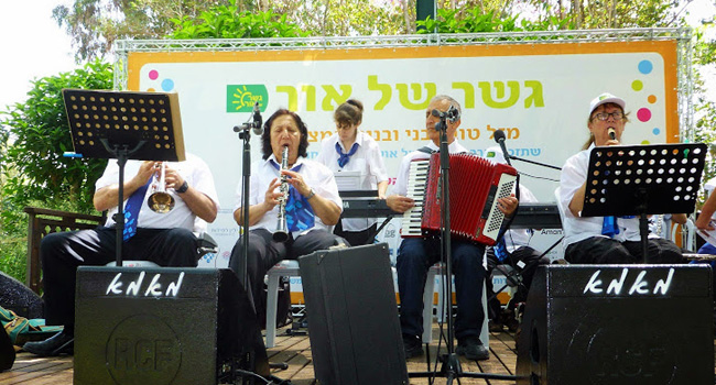 בזמן ארוחת הצהריים: תזמורת מרש"ל (מרכז שירותים לעיוור) תל אביב מנעימה את זמן האורחים במופע מוזיקלי