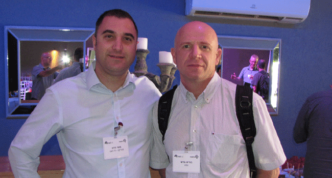  בוריס ברש (מימין), מנהל הסיסטם בטבע, יחד עם מוטי הדס - מנהל קבוצת הקוד הפתוח בחטיבת מוצרי התוכנה של מטריקס
