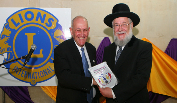 מימין: הרב ישראל מאיר לאו, הרב הראשי של העיר תל-אביב-יפו, לצד רמי אפרתי - נשיא ארגון המתנדבים ליונס ישראל