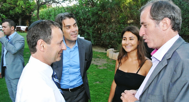  כריסטוף ביגו, שגריר צרפת בישראל, משוחח עם טל שלסקי, סמנכ"ל בכיר בבנק הפועלים ו-Business Technology Leader. לצידם קארן גורדון