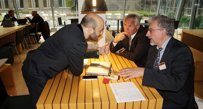 פרופ' מולר (מימין) מ-Prodialox הגרמנית, לצד ברק זהבי - מנכ"ל Bemule, שמציג לו את פתרון 