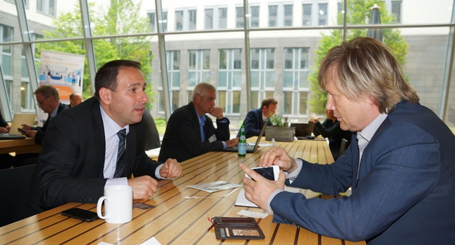 חיים בוקאי (משמאל), ביחד עם Carsten Hock, מנכ"ל קרן ההון סיכון הגרמנית InvestorTV