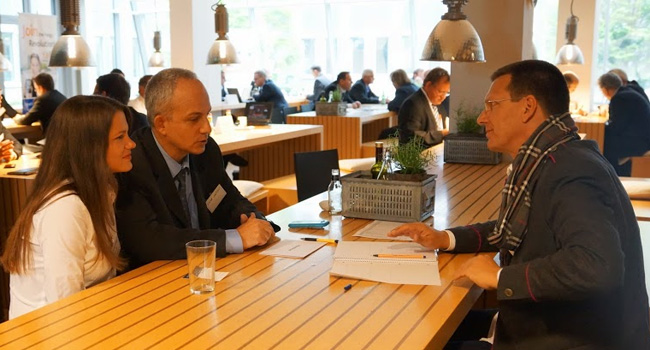 דרור שקד (משמאל), דירקטור ב-Watchitoo, בחברת נציגת NGN הגרמנית מציג לאנדראס פנץ' מ-T-Systems את היתרונות הגלומים בפתרון של החברה