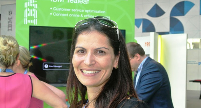 נצפתה בתערוכה שליד הכנס: ליז בורשטיין, מייסדת משותפת ומנהלת השיווק ב-BSolutions. הנה היא בביתן TEALEAF, שנרכשה על ידי יבמ המשווקת אותה בישראל, כשותפה של אגף התוכנה