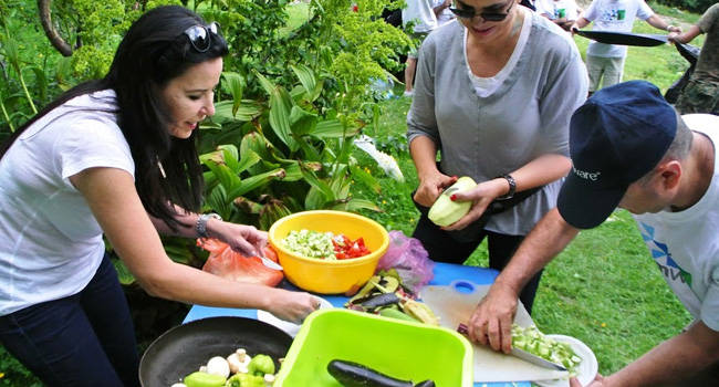 מבשלים בשטח. מימין: שלמה אלה, ובנות אנשים ומחשבים - דליה הקוסמת ונטלי גבאי