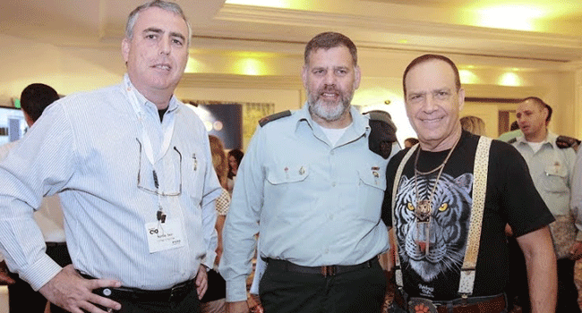 משמאל: יגאל שניידר, בעלים ומנכ"ל של אלכסנדר שניידר; תא"ל אייל זלינגר, קשר"ר; ופלי הנמר, יזם ומנהיג אנשים ומחשבים