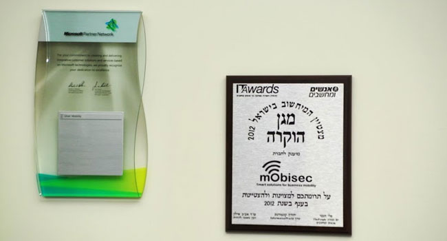 על הקיר נצפה מגן הצטיינות IT AWARDS 2012 שהוענק למוביסק על תרומה למצוינות בתעשייה בתחום המובייל. לצידו אות שותף נבחר של מיקרוסופט