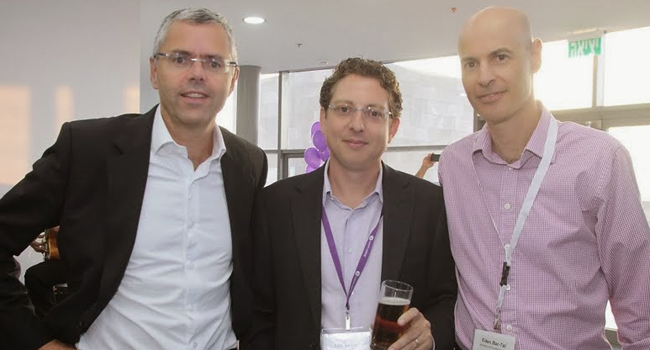 מימין: מנכ"ל משרד התקשורת היוצא, עדן בר טל; דור סקולר, סגן נשיא ומנהל פעילות CloudBand; ומישל קומבס, מנכ"ל אלקטל-לוסנט