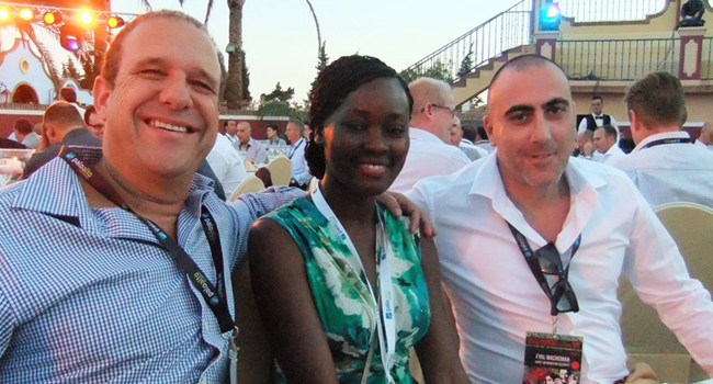 אייל וקסמן (מימין), מנהל השיווק של אבנת, לצד קתרין אגבה - מנהלת שיווק של דרום אירופה ואפריקה בפאלו אלטו, וצביקה וייסמן - מנכ"ל משותף באינוקום