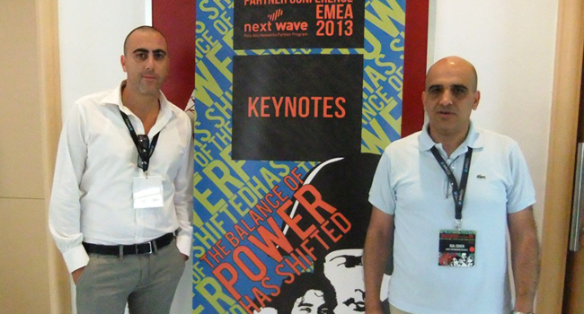 בכניסה לאולם. יגאל כהן (מימין), מנכ"ל אבנת, ואייל וקסמן, מנהל השיווק של אבנת