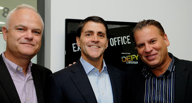 קארל אשנבך (במרכז), נשיא ומנהל התפעול הראשי של VMware; שמוליק ענתבי (מימין), מנכ"ל אזור מזרח הים התיכון של VMware - ישראל, טורקיה, יוון וקפריסין; ורענן ביבר, מנכ"ל VMware ישראל