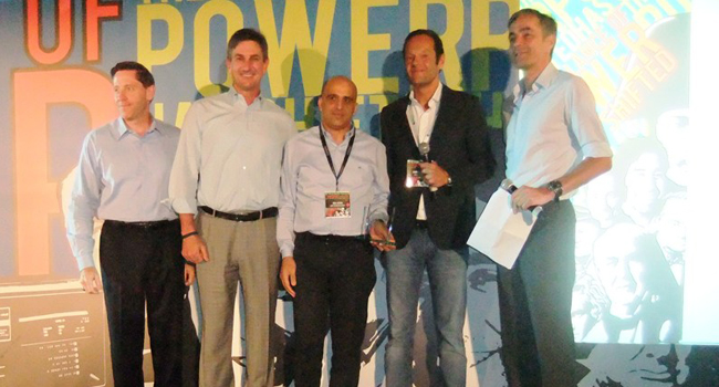 יגאל כהן, מנכ"ל אבנת  (במרכז), מקבל את פרס השותף המצטיין מצוות פאלו אלטו