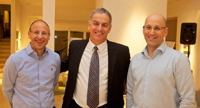 אלון ברמן, מנכ"ל אריקסון ישראל (במרכז) עם שני לקוחות מרוצים – מנכ"ל סלקום ניר שטרן (מימין) ומנכ"ל פלאפון גיל שרון (משמאל)