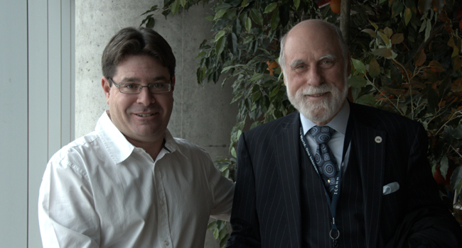 מימין: וינט סרף, סגן נשיא גוגל העולמית, לצד חבר הכנסת אופיר אקוניס