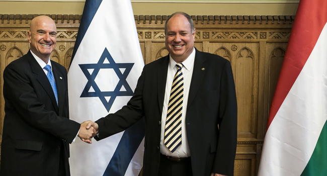 דודי וירניק (מימין), נשיא NNG וקונסול כבוד של הונגריה בישראל, לצד המשנה לראש ממשלת הונגריה, ד"ר זולט סמג'ן