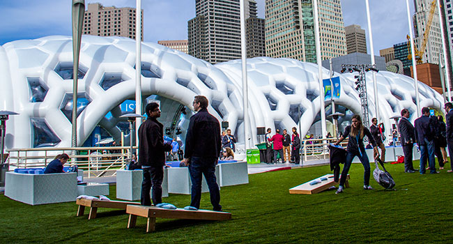 משתתפי Dreamforce 2013 נחים בין ההרצאות ברחבת הענן הענקית שהקימה Salesforce.com במרכז סן פרנסיסקו. צילום: אור יעקב