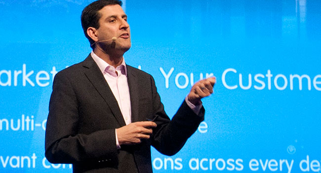 ויווק קונדרה, סגן נשיא בכיר ב-Salesforce.com, על הבמה ב-Dreamforce 2013