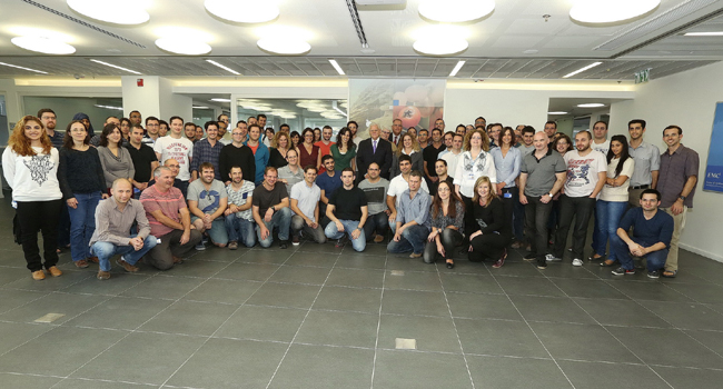 ג'ו טוצ'י עם כל עובדי מרכז המחקר והפיתוח של EMC בבאר שבע