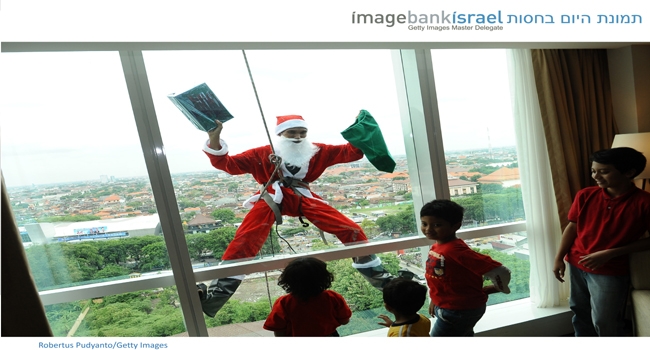 לפעמים סנטה מגיע מהחלון... צילום: Robertus Pudyanto, באדיבות Getty Images
