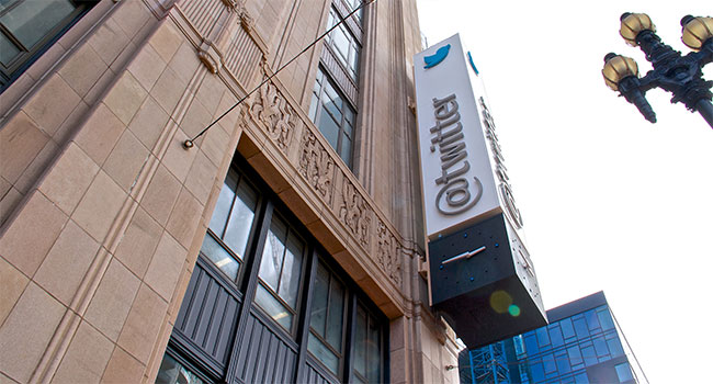 תיירים נאספים כדי לצלם אותו ולהצטלם אתו. הלוגו של טוויטר ניצב על בניין משרדי החברה ברחוב מרקט בסן פרנסיסקו. צילום: אור יעקב