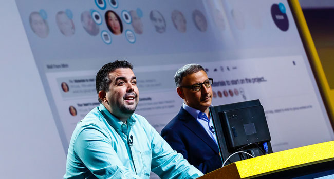 ג'ף שיק - סגן נשיא לתוכנות רישות חברתי ב-יבמ (מימין), ולויס בניטז - מנהל בכיר למוצרי רישות חברתי, מציגים את פלטפורמת הדוא"ל החדשה, IBM Mail Next, על הבמה ב-IBM Connect 2014