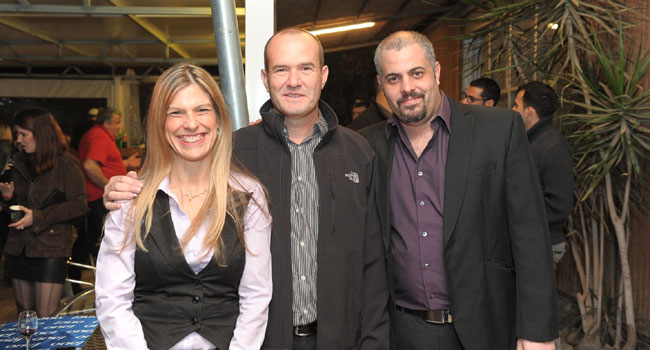 מימין: אומן החושים אמיר לוסטיג; שי אוזון, מנכ"ל קבוצת One1; וענת סתיו, מנהלת חטיבת הפרויקטים והטכנולוגיות של הקבוצה