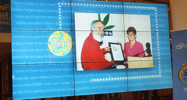 לפני 20 שנה, ציינה אינטל 20 שנות פעילות בארץ, ובתמונה ניתן לראות את מקסין פסברג ואת ד"ר דב פרוהמן