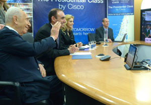 נשיא המדינה, שמעון פרס, מנופף לתלמידים לשלום במהלך השיעור המקוון. צילום: מארק ניימן, לע"מ