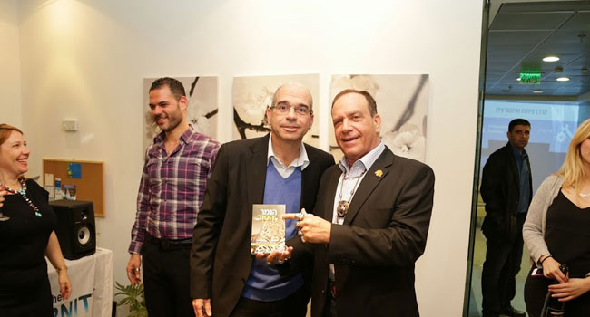 פלי הנמר מעניק ליצחק ברוורמן, ראש עיריית פתח תקווה, את ספר הנמר