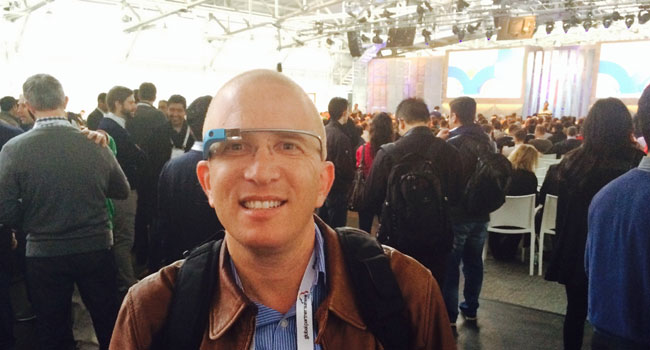עמית דובר, סמנכ"ל חטיבת התוכנה בקבוצת יעל, עם Google Glass