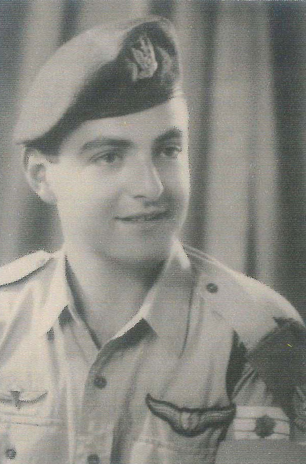 סמ"ר ישראל ביבר לפני 60 שנה - קצין תקשורת רדיו צעיר וחתיך, כיאה לחייל גאה בחיל האוויר