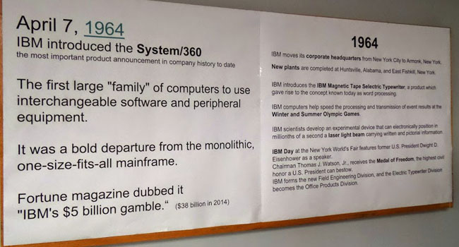 השלט הכי צנוע של יום ההכרזה ההיסטורי - יום ג', 7 באפריל 1964. אז אף אחד לא ידע את מה שכולם יודעים היום - שזו הייתה הכרזת המוצר החשובה ביותר של חברה כלשהי לאורך כל ההיסטוריה (עד היום לפחות). מערכת S/360 הייתה משפחת המחשבים הארגוניים הגדולים הראשונה שאפשרה חילופיות התוכנה והיחידות ההיקפיות בין דגמיה השונים, שהתאימו לכל ארגון לפי גודלו. עד אז היה מחשב בגדול נתון ואחיד "מתאים" לכל ארגון. ההימור של יבמ היה הגדול בהיסטוריה: היא השקיעה חמישה מיליארד דולר בפיתוח המיינפריים החדש שלה, כשמחזורה השנתי עמד אז רק על 2.7 מיליארד דולר. לפי המגזין פורצ'ן, ההשקעה שקולה ל-38 מיליארד דולר של ימינו. נראה שהימור בסדר גודל כזה יהיה חד פעמי גם בעתיד. זה היום שבתחילת אפריל השנה קבע את חגיגת היובל למיינפריים, שקיבע את יבמ כמלכה הבלתי מעורערת של המיחשוב הארגוני בעולם, כשותף האסטרטגי של כל מנמ"ר ומנמ"ר באשר הוא
