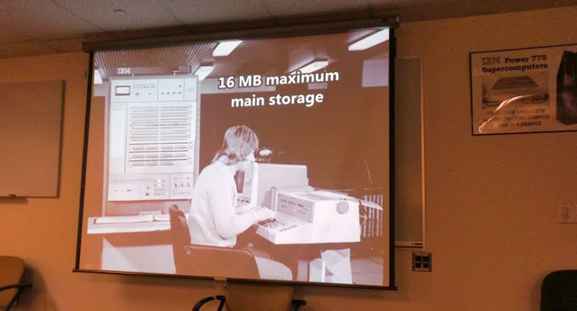 שיא הטכנולוגיה של לפני 50 שנה: זיכרון מרכזי של 16 מגה-בייטים. שחולק למחיצות בין המשתמשים השונים במקביל. מחיצה אופיינית הייתה של 64 קילו-בייטים ובה רצו יישומים גדולים לניהול הארגון. כשהוכרז ה-PC של יבמ כעבור 17 שנה - 64 קילו-בייטים היה זיכרונו המרכזי