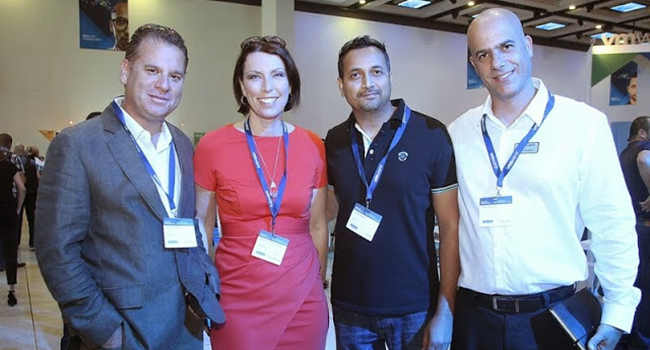 מימין: ירון רזינסקי, מנהל לקוחות, VMware ישראל; סונדרין לרו- גרייבס, מנהלת שיווק של אזור EMEA ב-VMware; שמוליק ענתבי, מנהל אזורי בכיר, אגן הים התיכון, VMware 