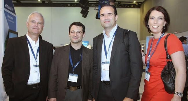 מימין: סונדרין לרו- גרייבס, מנהלת השיווק של אזור EMEA ב-VMware; סטפן אנטונה, מנהל השיווק לדרום EMEA ב-VMware; עמנואל פרבוס, מנהל תחום ההדרכה ל-SEMEA ב-VMware; רענן ביבר, מנכ"ל VMware ישראל