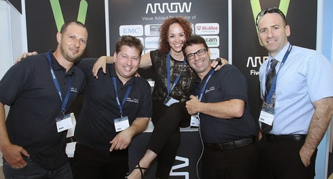 הצוות של Arrow ECS. מימין: ערן שחם, מנהל הדרכה; דודי גולן, מנהל מוצר VMware;  סיגל אליאס, מנהלת השיווק; ליאור בנימין, מנהל מוצר VEEAM; אבי ברק, מנהל מוצר ג'וניפר