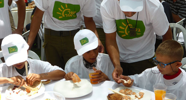 מרגש לראות את המסירות של החיילים המתנדבים, המסייעים לילדים במהלך הארוחה